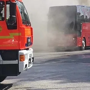 In Hamburg: Reisebus geht während der Fahrt in Flammen auf