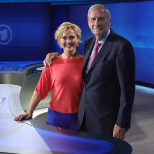 Caren Miosga und Ulrich Wickert stehen im Studio.