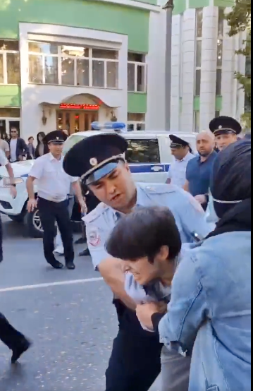 Dieser Screenshot zeigt Demonstranten im russischen Dagestan, die von Polizisten festgehalten werden.