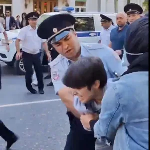 Dieser Screenshot zeigt Demonstranten im russischen Dagestan, die von Polizisten festgehalten werden.