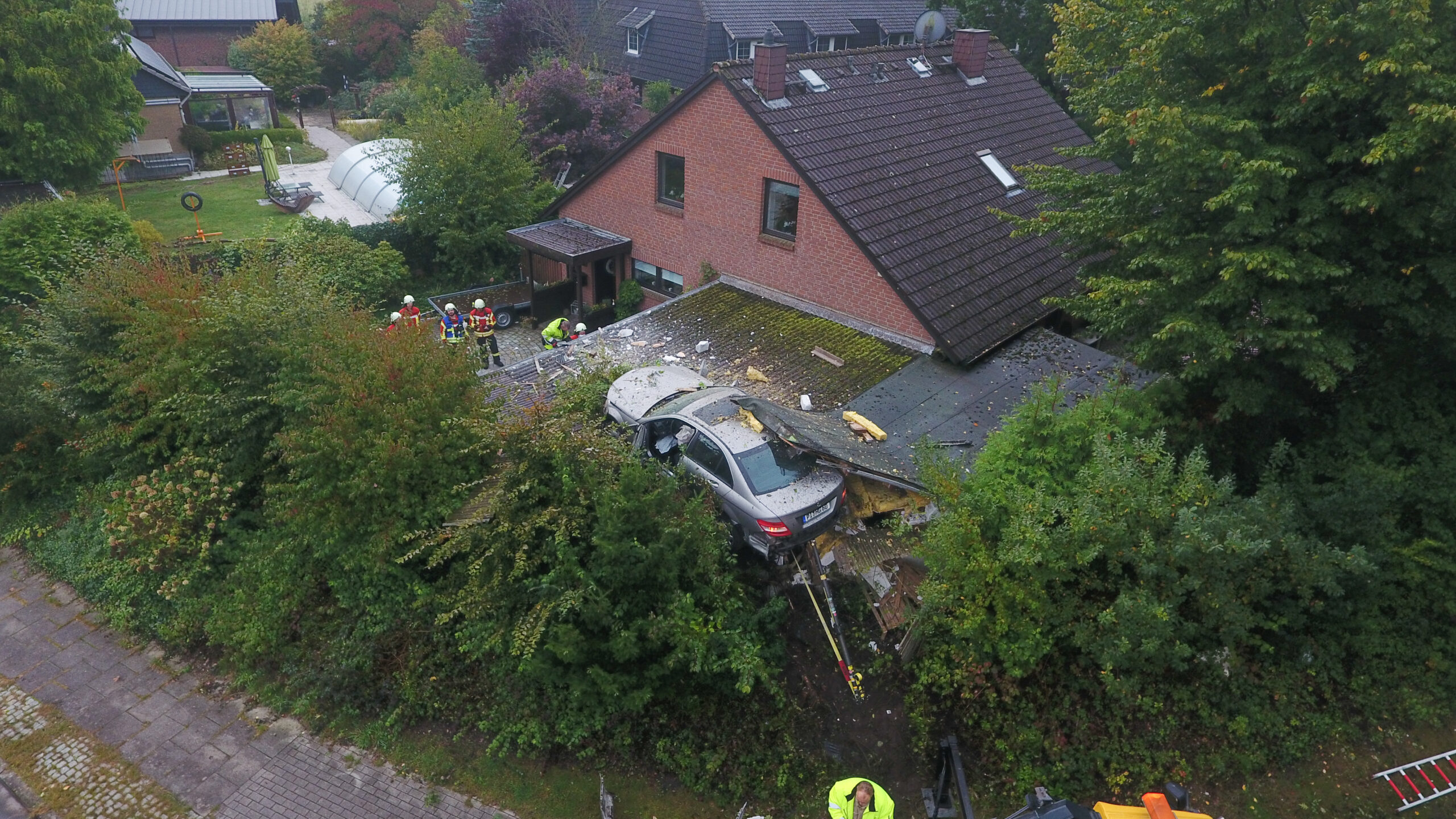 Bei Hamburg: Senior verliert Kontrolle über seinen Mercedes und ladet auf Dach von Carport