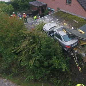 Bei Hamburg: Senior verliert Kontrolle über seinen Mercedes und ladet auf Dach von Carport
