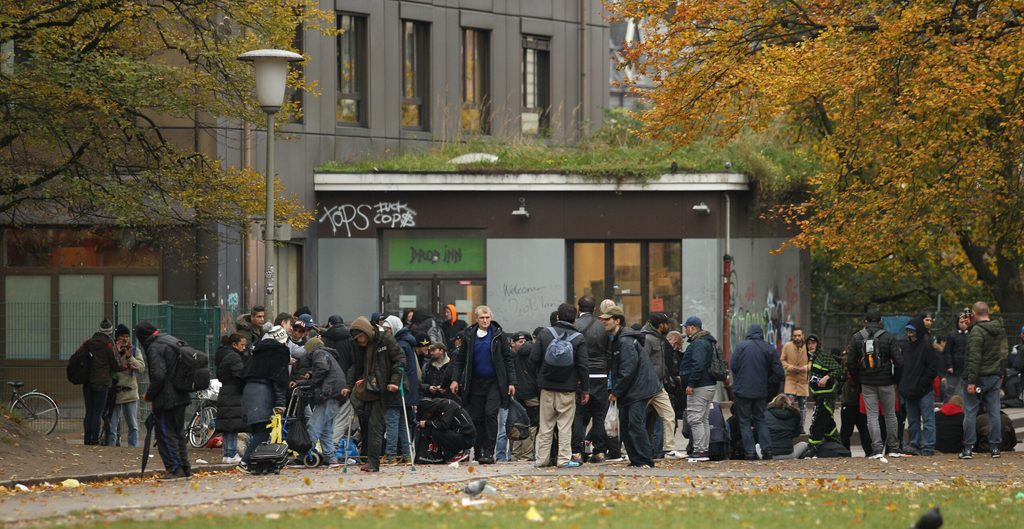 Menschen stehen vor dem Drop Inn (St. Georg)