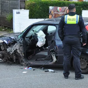 Polizisten am Ford Fiesta. Der Fahrer kam in ein Krankenhaus.