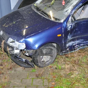Wagen landet an Wand
