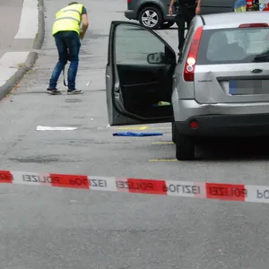 Ein silberner Ford Fiesta steht auf einer abgesperrten Straße.