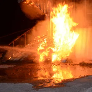 In Hamburg: Flammen vernichten landwirtschaftes Gebäude