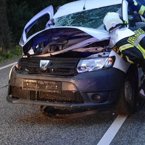 Schwerer Unfall im Norden – Auto kracht frotal gegen Baum