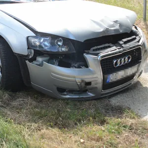 Die Front eines Audis ist völlig zerstört