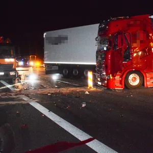 Der Lkw stand nach dem Unfall quer über der Autobahn.