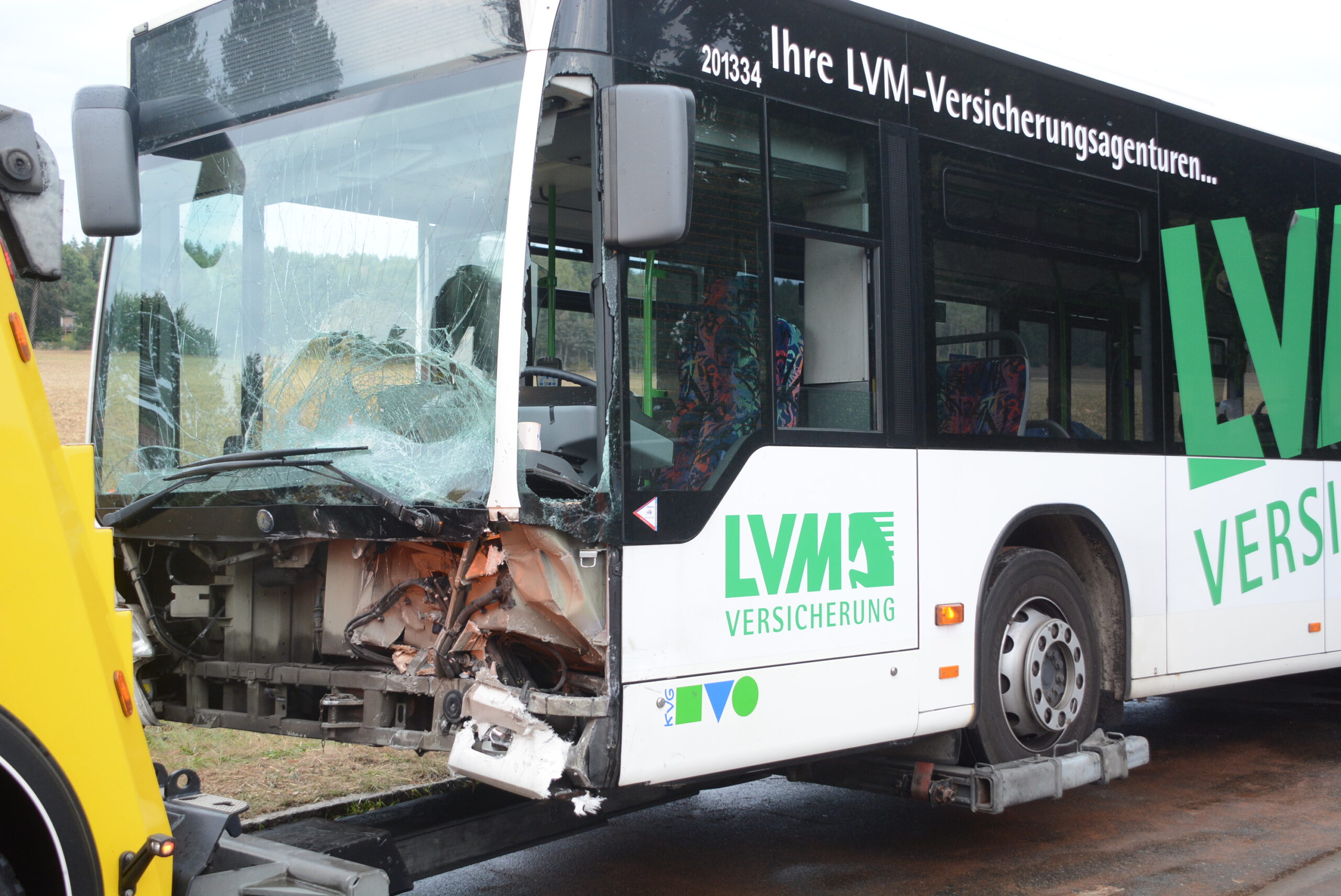 Bei einem Unfall zwischen Linienbus und Auto im Kreis Lüneburg wurden vier Personen verletzt – drei von ihnen schwer.
