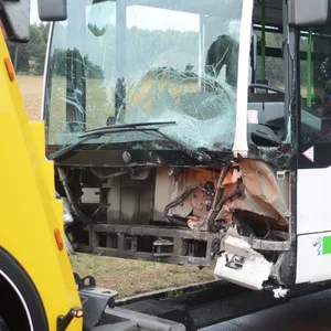 Bei einem Unfall zwischen Linienbus und Auto im Kreis Lüneburg wurden vier Personen verletzt – drei von ihnen schwer.