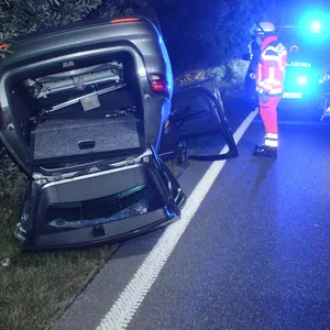 Auto überschlägt sich auf A1 Zufahrt – Frau verletzt