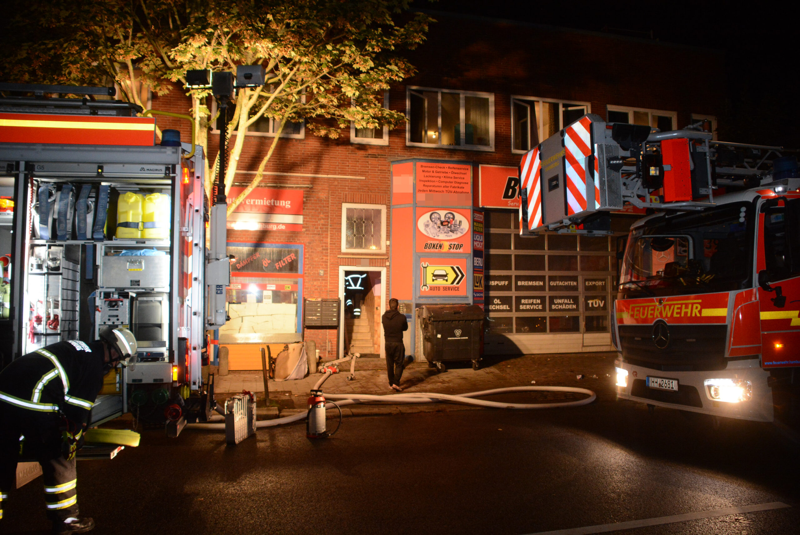 Rettungskräfte vor dem Haus im Ausschläger Weg.