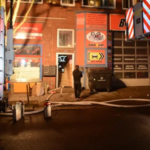 Rettungskräfte vor dem Haus im Ausschläger Weg.