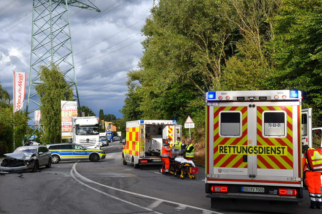 Die Unfallstelle in Oststeinbek. Rettungsdienst und Notarzt kümmern sich um die Verletzen.