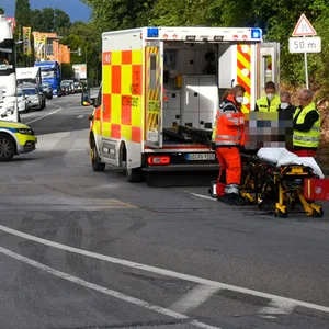 Die Unfallstelle in Oststeinbek. Rettungsdienst und Notarzt kümmern sich um die Verletzen.