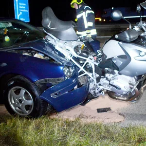 Bei Hamburg: Motorrad von Auto gerammt – Biker lebensgefährlich verletzt