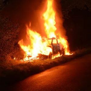 Das Auto steht komplett in Flammen.