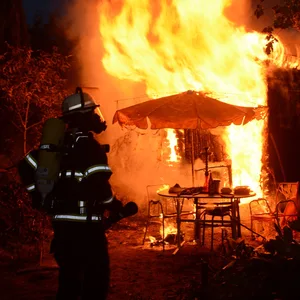 Eine Laube steht in Vollbrand