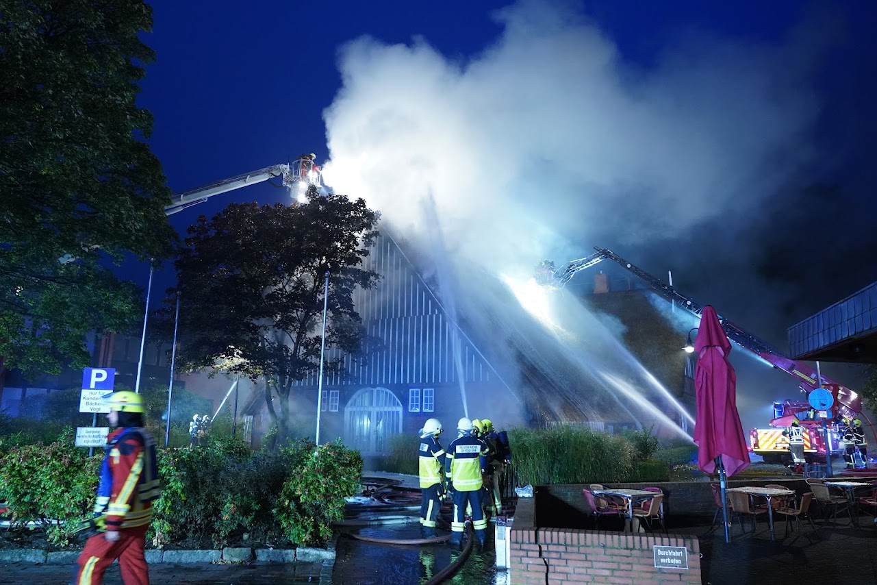 Großbrand bei Hamburg – Event Haus steht in Flammen