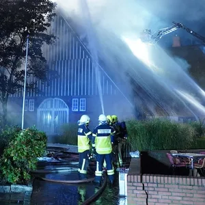 Großbrand bei Hamburg – Event Haus steht in Flammen