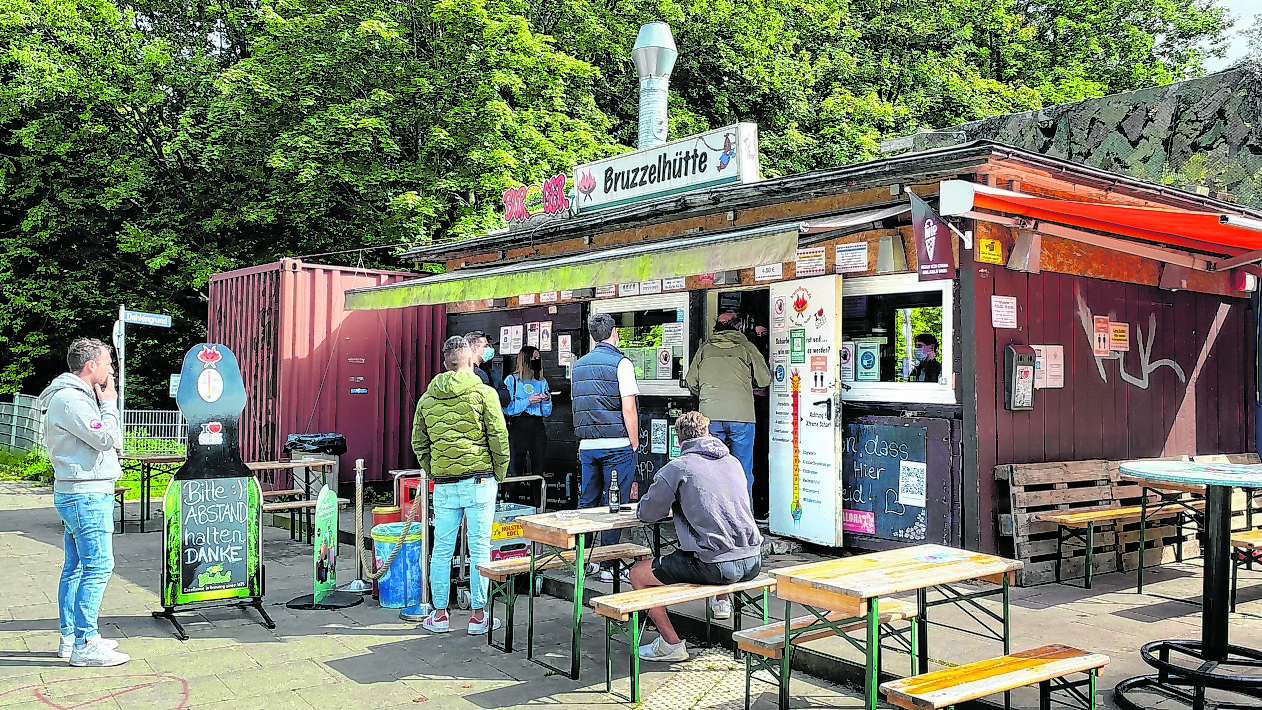 Hamburgs schärfste Currywurst gibt es in der Bruzzelhütte, Eissendorf.