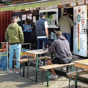 Hamburgs schärfste Currywurst gibt es in der Bruzzelhütte, Eissendorf.