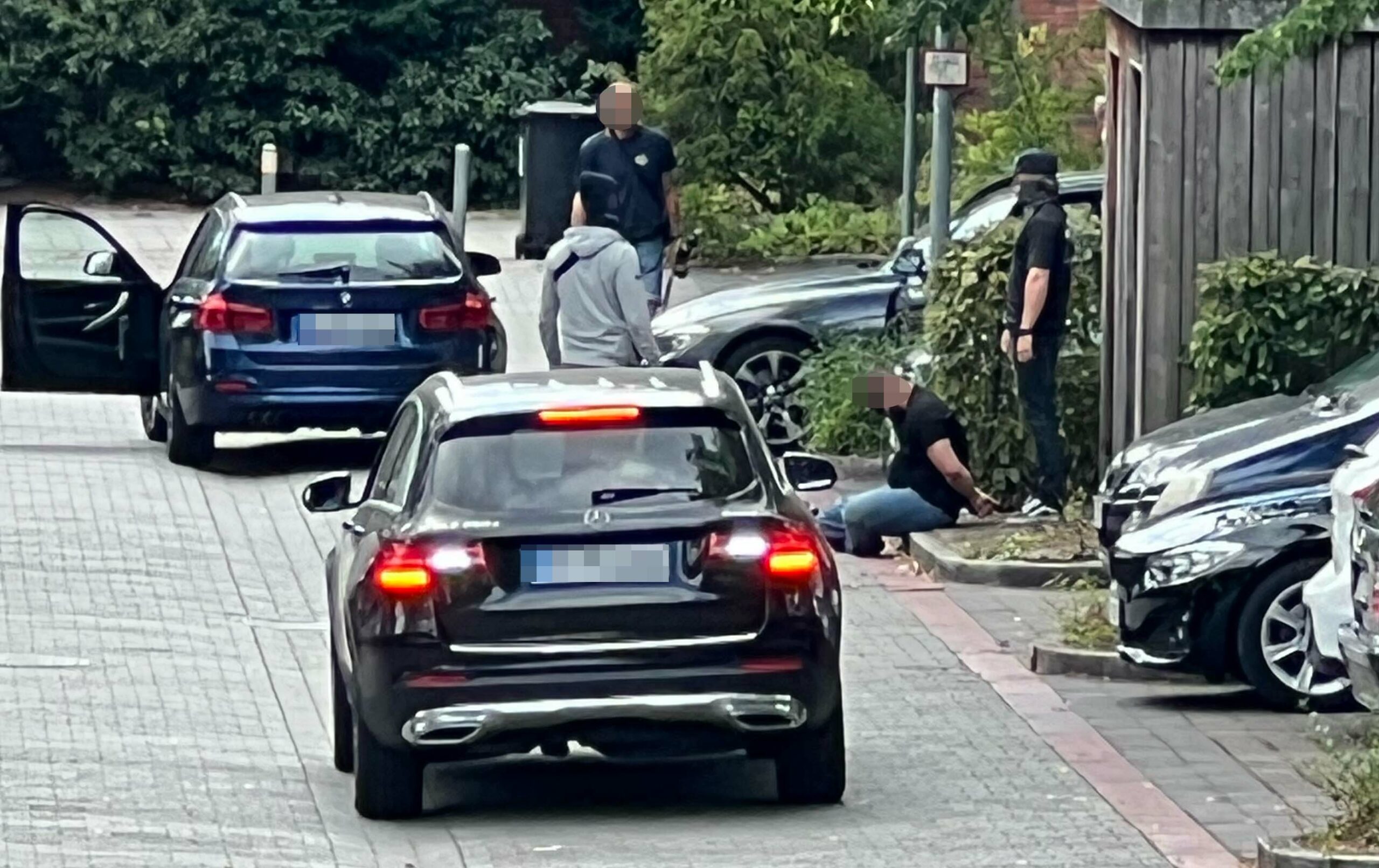 Bei Hamburg: SEK nimmt Erpresserband auf Supermarkt Parkplatz fest
