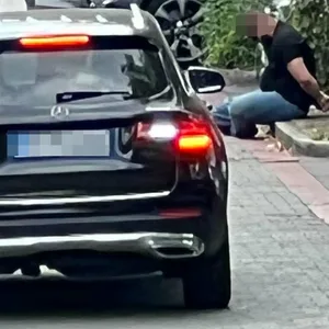 Bei Hamburg: SEK nimmt Erpresserband auf Supermarkt Parkplatz fest