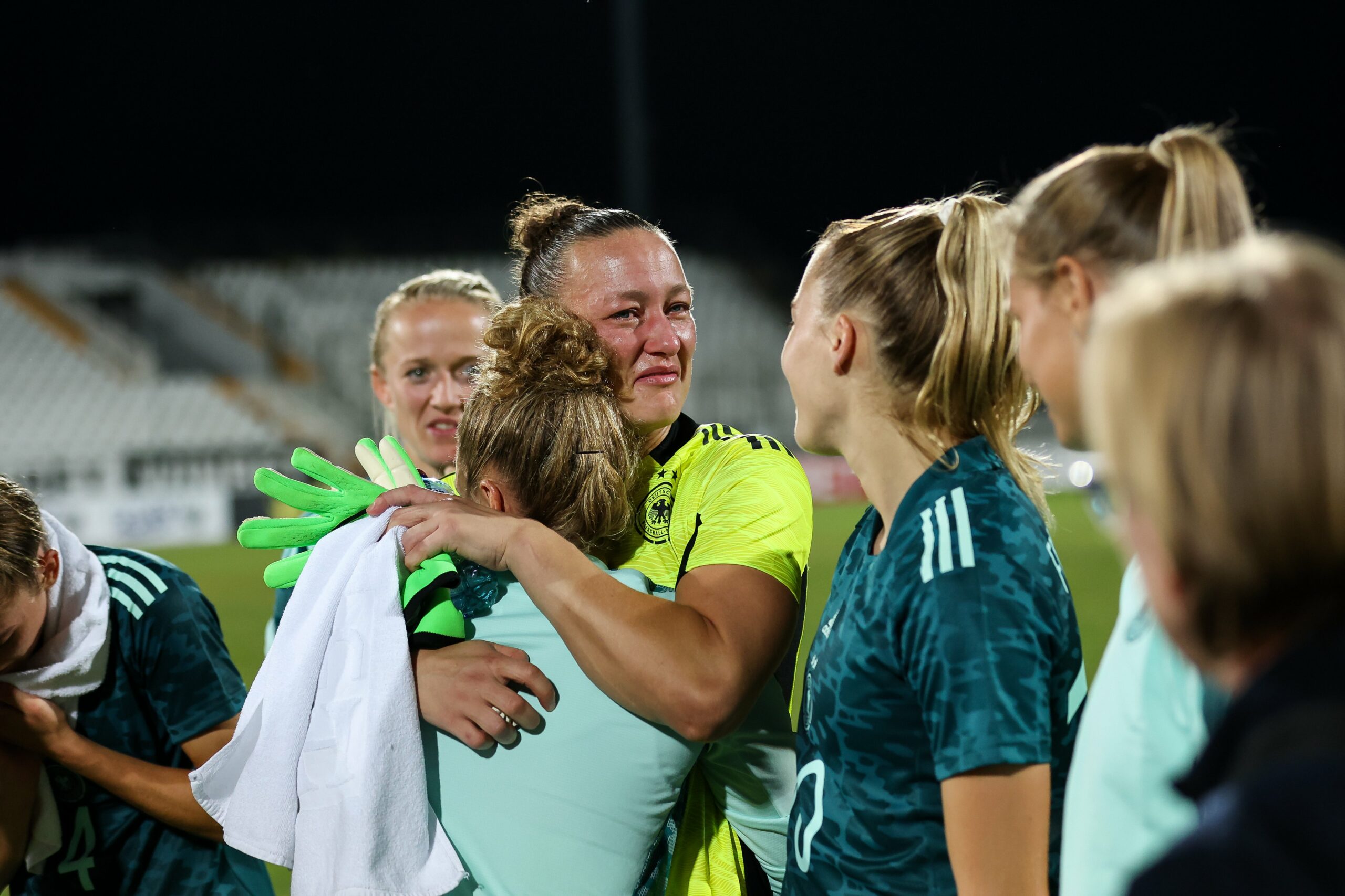 Almuth Schult freute sich über ihr Comeback im DFB-Tor und vergoß Tränen der Rührung.