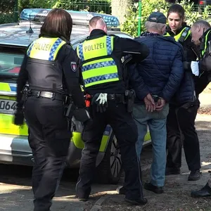 Polizisten nehmen einen Mann nach einer Messerstecherei in Neugraben-Fischbek fest.
