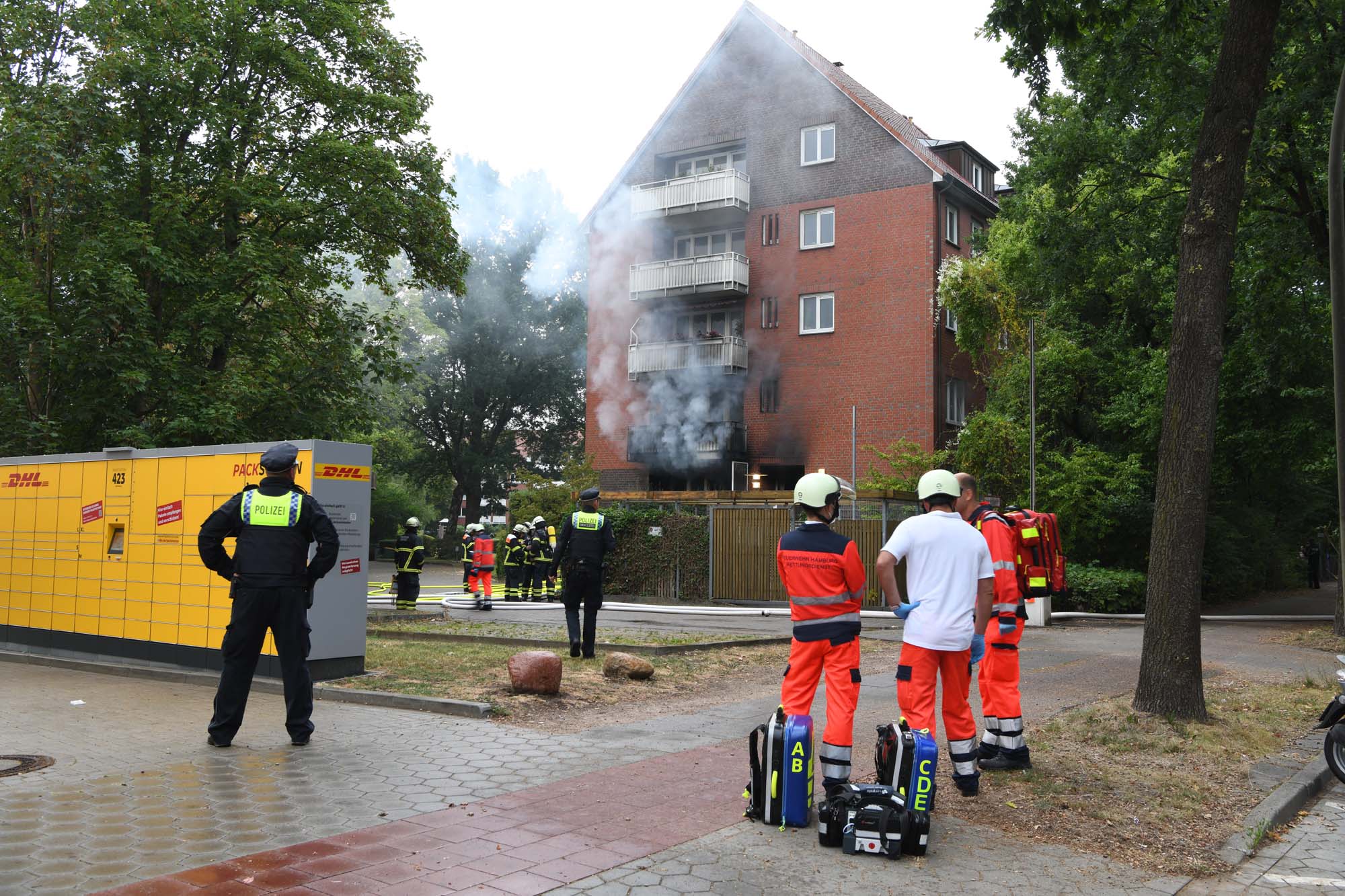 Wohnunterkunft für Jugendliche in Hamburg in Flammen – Personen vermisst