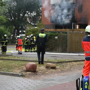 Wohnunterkunft für Jugendliche in Hamburg in Flammen – Personen vermisst