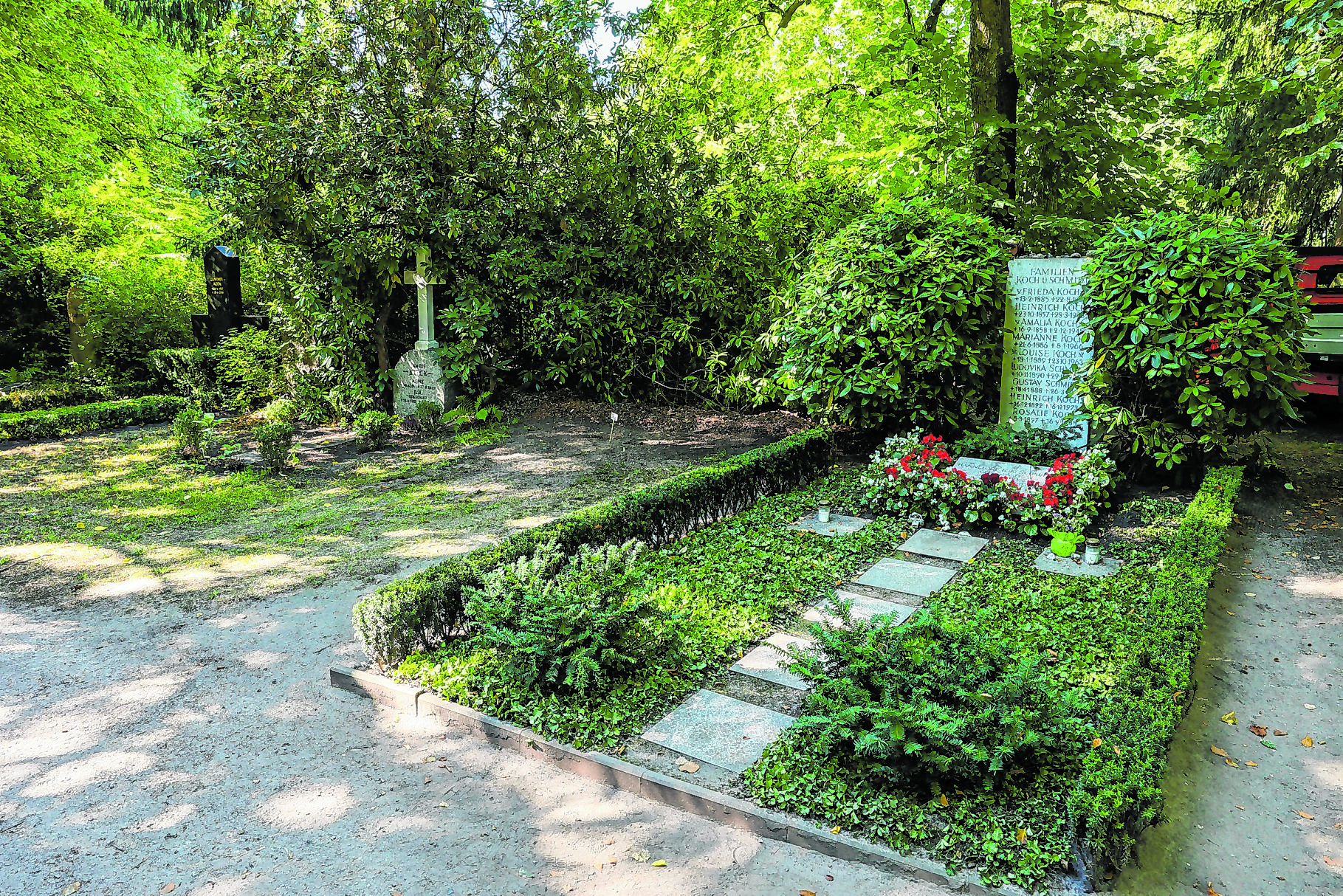 Das Grab von Helmut und Loki Schmidt und ihren Angehörigen. Links davon wird am Montag Theo Sommer beigesetzt.