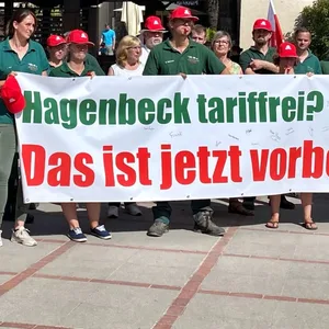 Zoff bei Hagenbeck: Seit bald zwei Jahren wird im Tierpark gestritten. Zuletzt bei einer Demo im Sommer, auf der die Mitarbeiter für einen Tarifvertrag kämpften.
