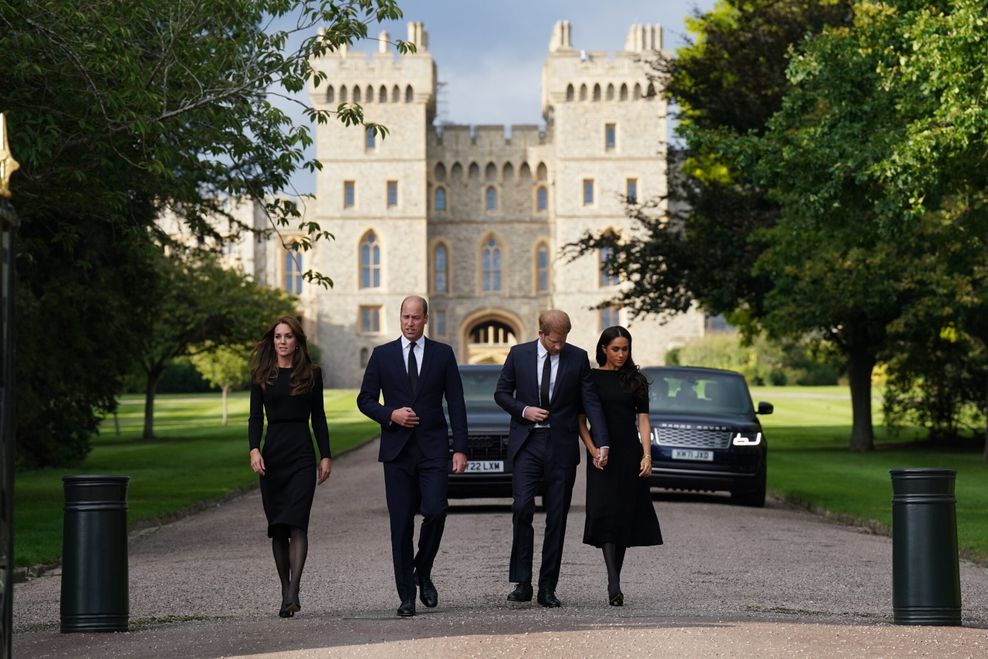 Kate (v.l.), Prinzessin von Wales, William, Prinz von Wales, Prinz Harry, Herzog von Sussex, und seine Frau Meghan, Herzogin von Sussex, auf Schloss Windsor.