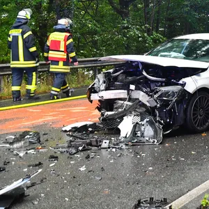Polizei- und Feuerwehrkräfte an der Unfallstelle in Tötensen. Beide Fahrzeuge mussten abgeschleppt werden.