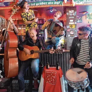 Die Band Skinny Lister funktioniert den „Handschuh“-Tresen zur Bühne um.