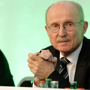 Ex-Bremen-Manager Lemke verteidigt Uli Hoeneß für seine Lobrede gegenüber Katar.