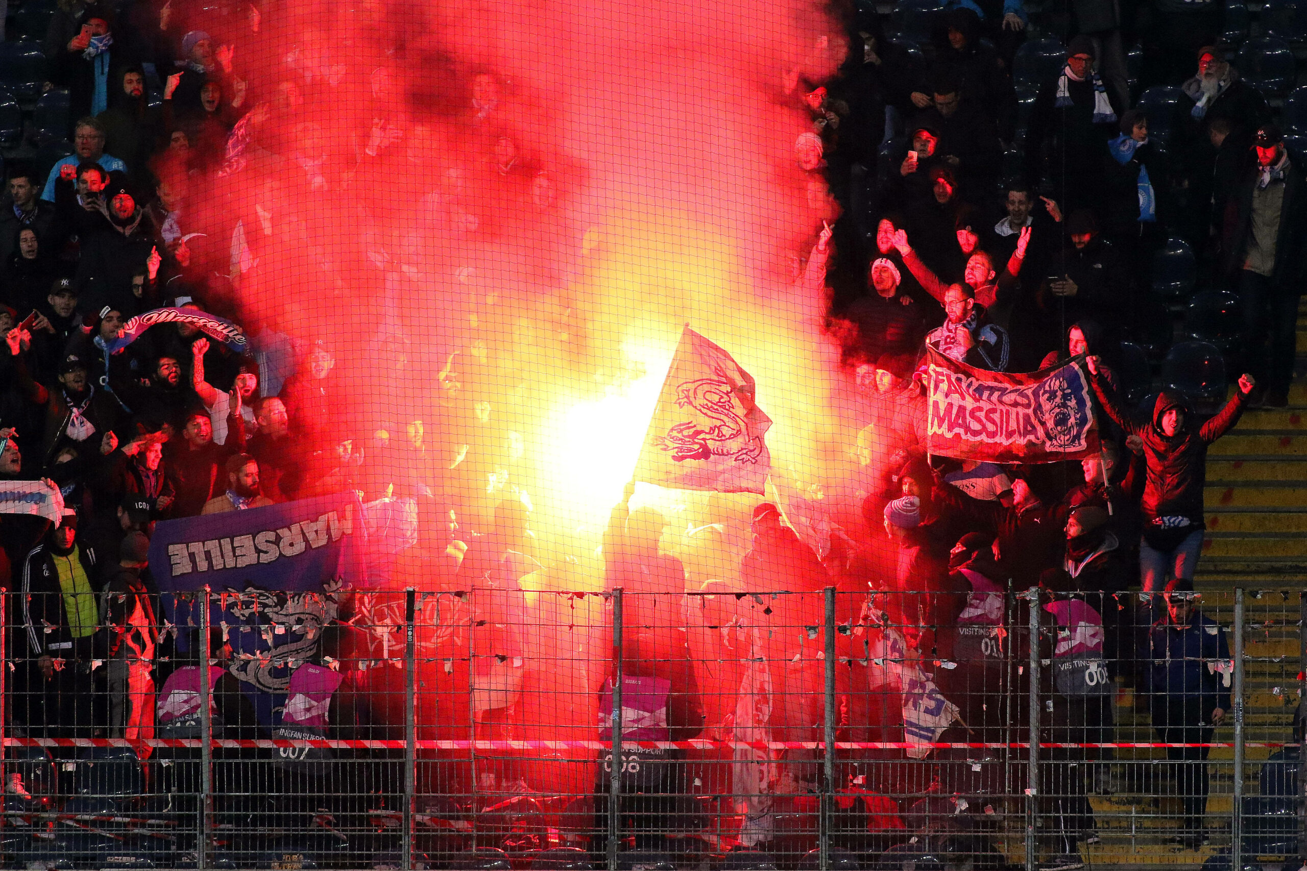 Pyrotechnik bei Frankfurt gegen Marseille