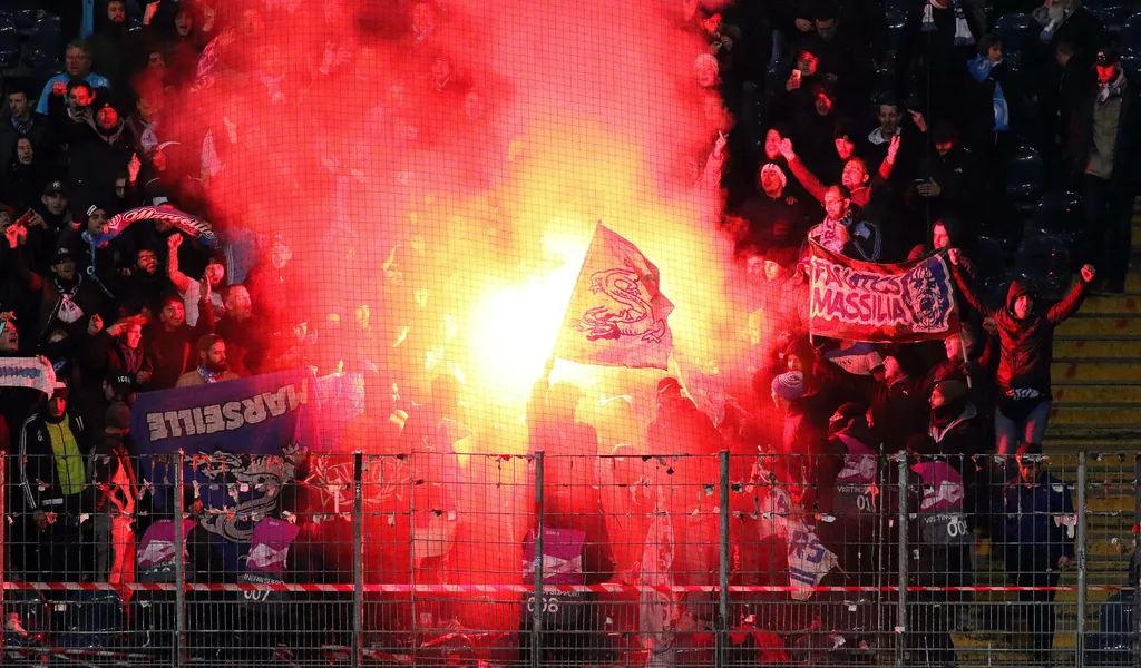 Pyrotechnik bei Frankfurt gegen Marseille