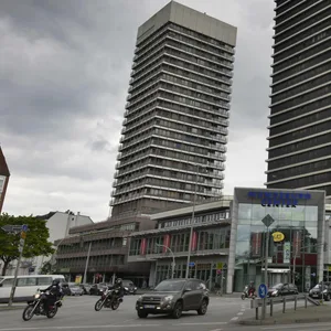 Eine Frau wurde aus einer verqualmten Wohnung im Mundsburg Tower gerettet (Archivbild).