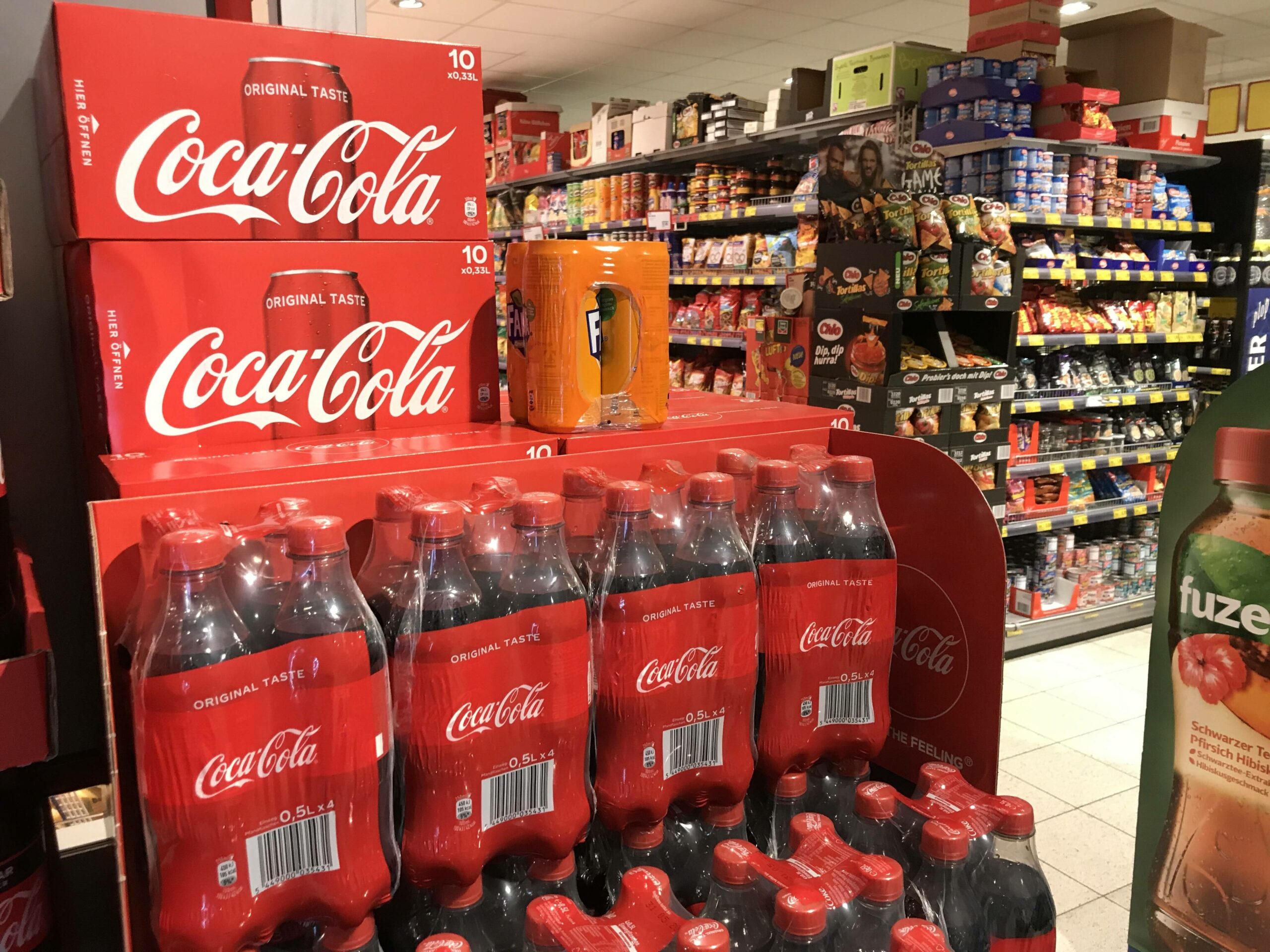 Coca-Cola-Flaschen stehen in einer Edeka-Filiale in Hamburg. (Symbolbild)
