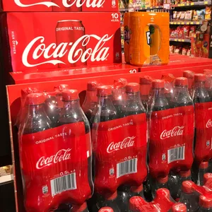 Coca-Cola-Flaschen stehen in einer Edeka-Filiale in Hamburg. (Symbolbild)