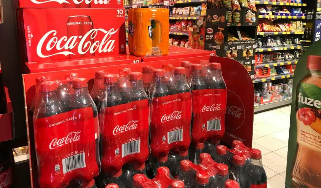 Coca-Cola-Flaschen stehen in einer Edeka-Filiale in Hamburg. (Symbolbild)