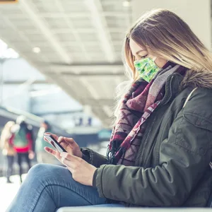Eine junge Frau trägt eine Maske am Bahnsteig. (Symbolbild)
