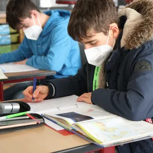 Schüler in Jacke beim Unterricht