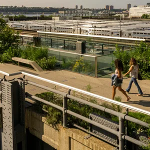 Der High-Line Park in New York war früher eine Gütertrasse – und ist inzwischen ein beliebtes Touristen-Highlight.