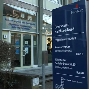 Wer sich den Gang zum Amt in Hamburg sparen möchte, kann seine Adresse jetzt auch online ummelden. (Archivbild)